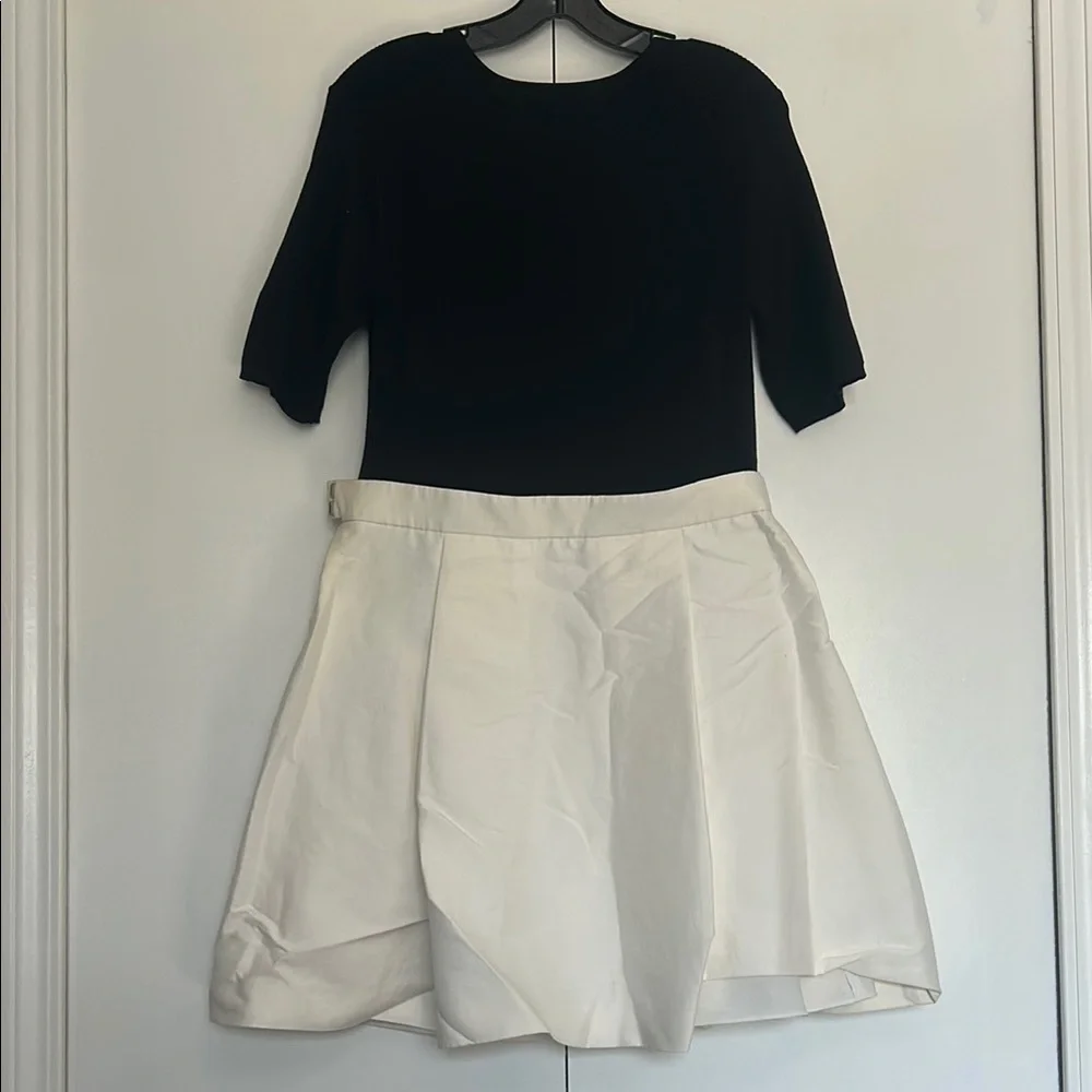 HALSTON - Elegant Black and Cream Skirt